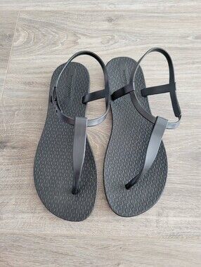 New Ipanema Sandals Size US 6, Euro 37